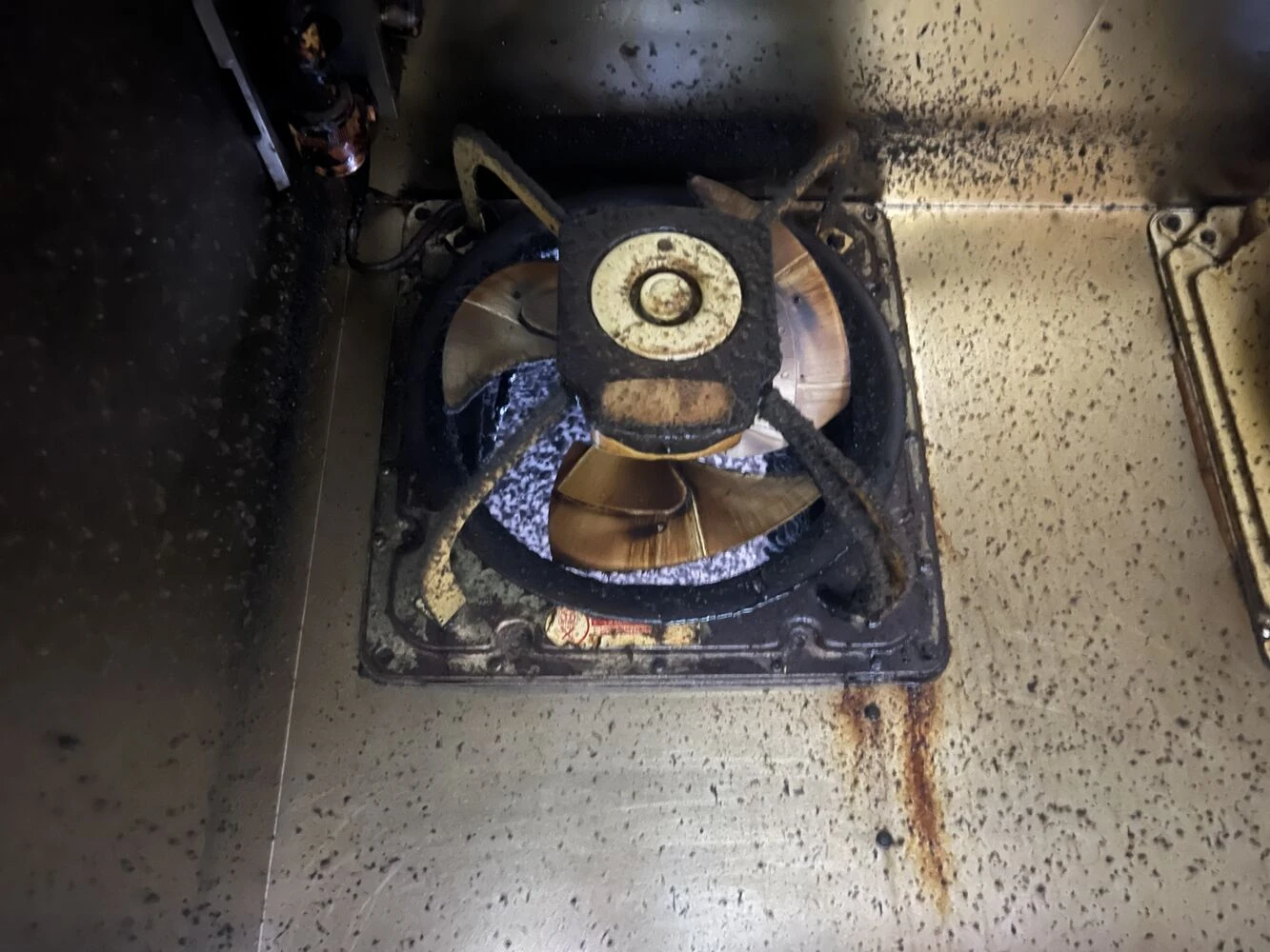 あなたが現在見ているのは 老朽化した換気設備の交換に対応停止・異音・風量低下を根本から改善