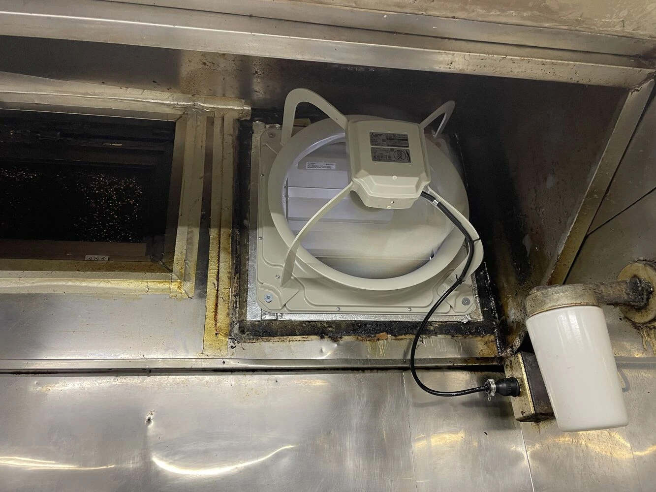 あなたが現在見ているのは 古い業務用換気扇を交換した理由と改善ポイント｜プロが見た注意点