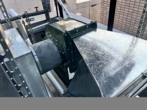 投稿についてもっと詳しく ベルトファン風量不足を改善した施工事例排気が弱くなった店舗での作業記録