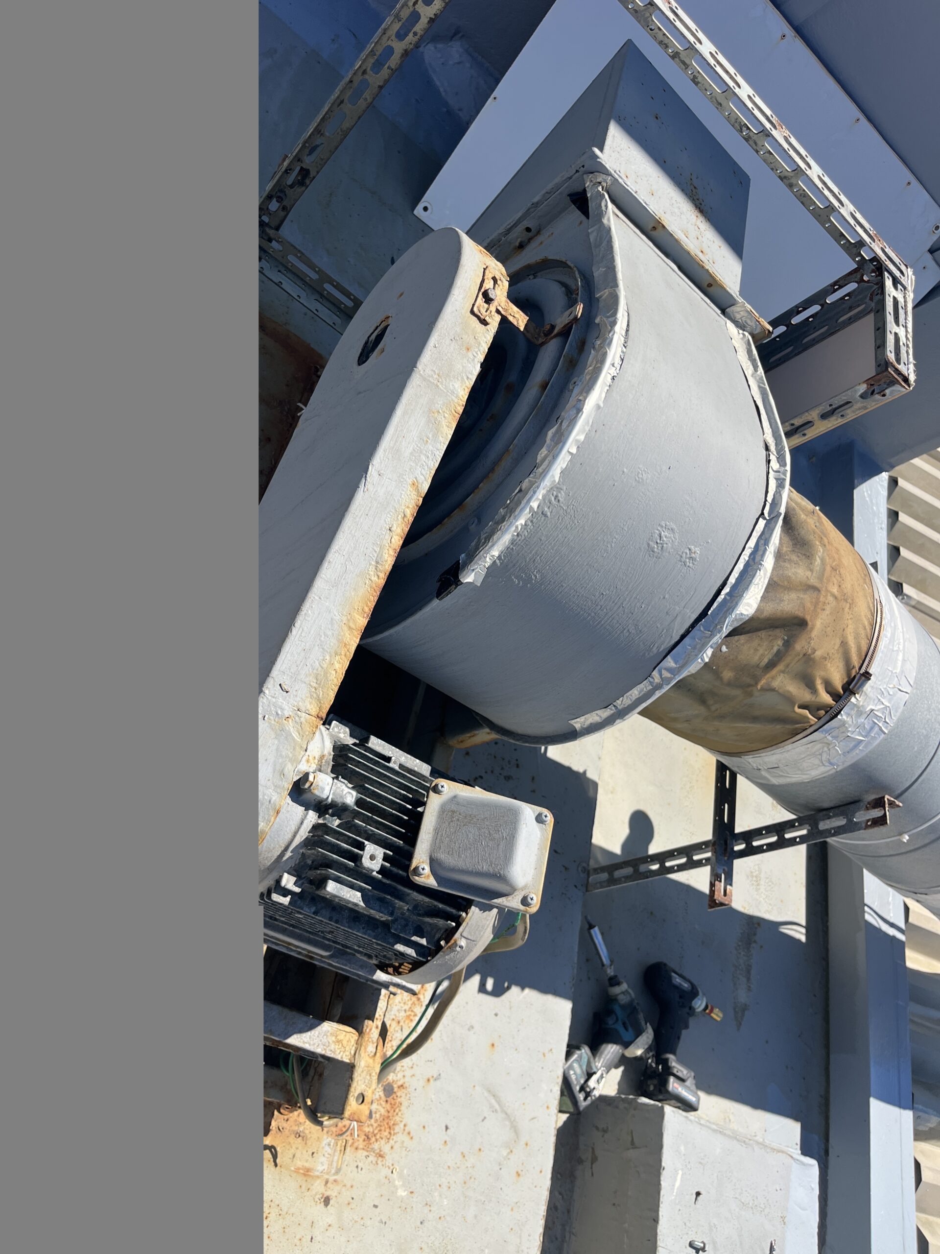 あなたが現在見ているのは ベルトファン異音の改善作業厨房の排気が安定した施工例