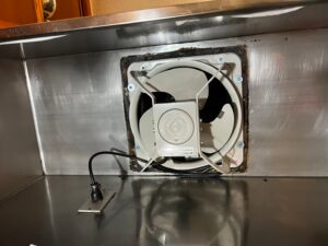 投稿についてもっと詳しく 業務用換気扇劣化サインに気づいて行った改善工事排気の弱まりを復旧させた施工記録