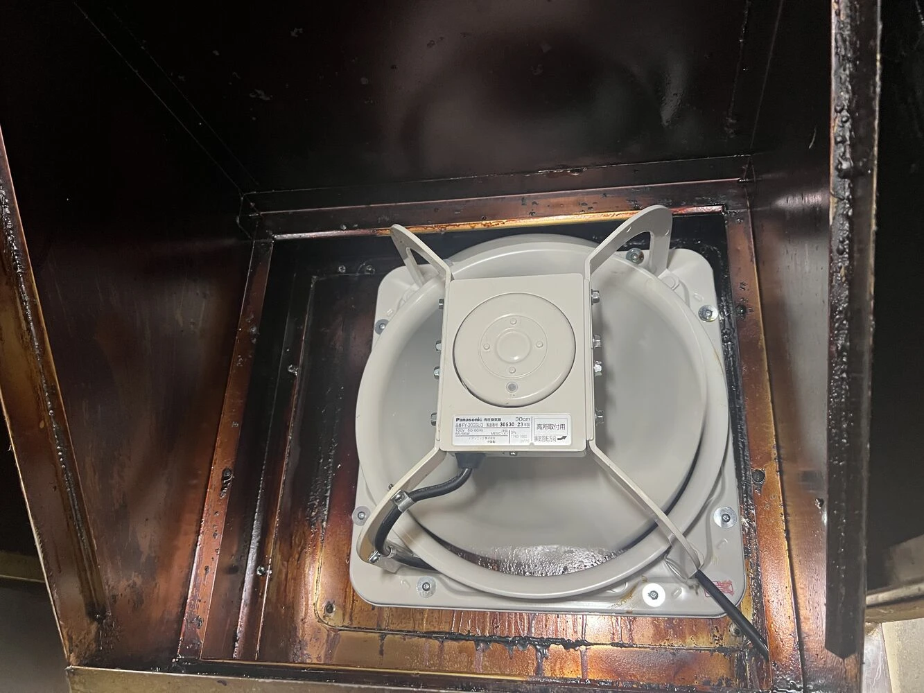 あなたが現在見ているのは 業務用換気扇 交換時期 を迎えた店舗の施工事例