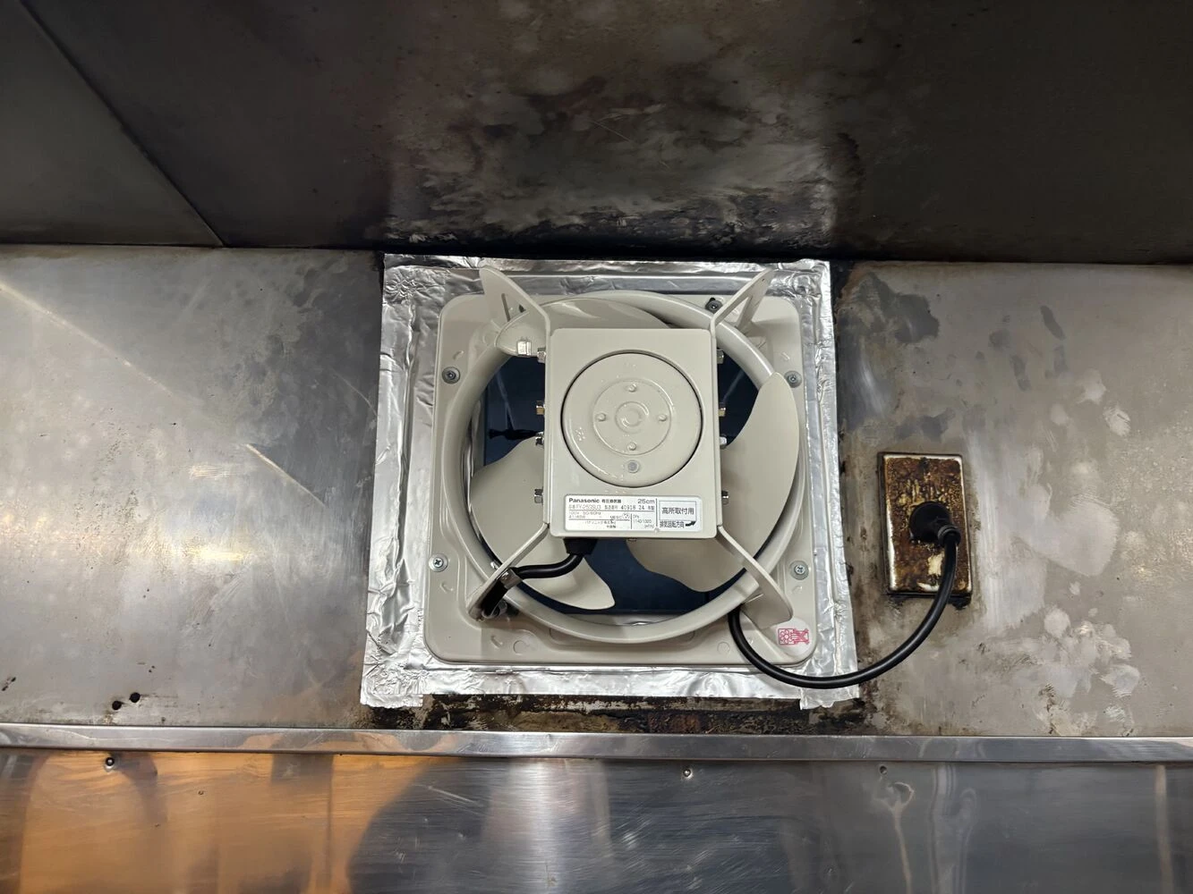 あなたが現在見ているのは 業務用換気扇の急な故障に対応　モーター焼損での緊急交換工事