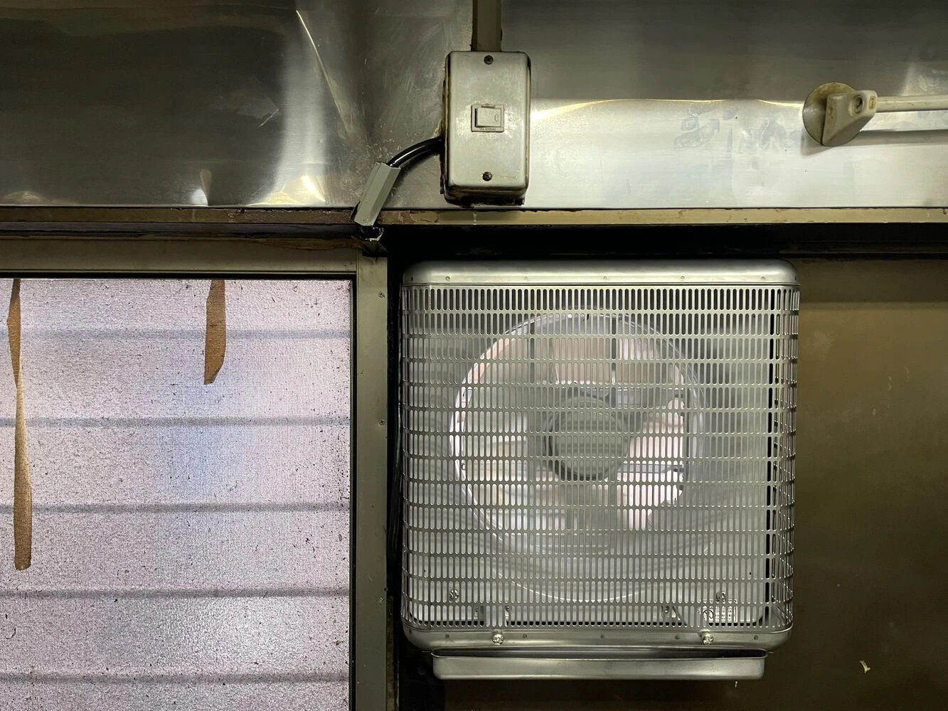 あなたが現在見ているのは 業務用換気扇の交換工事｜飲食店厨房での入替作業